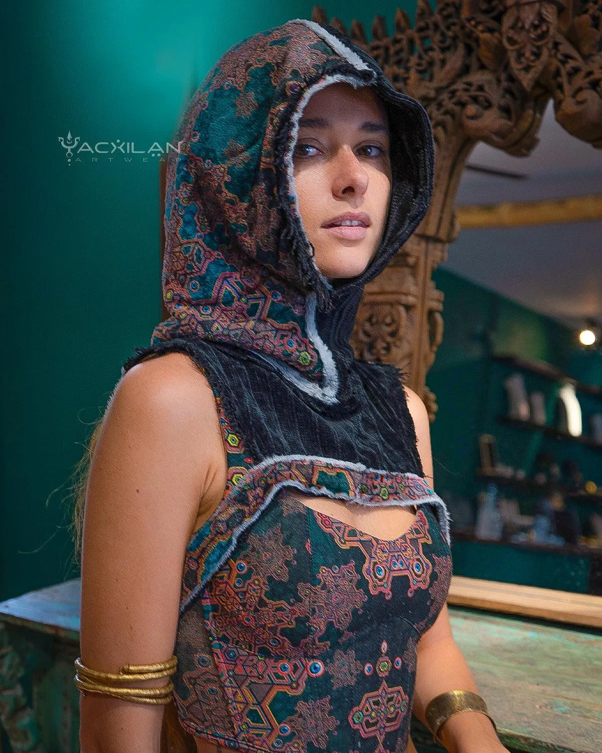 Crop Hood Sweater /  Ultra Polar Black Koala - ATLANTHEON