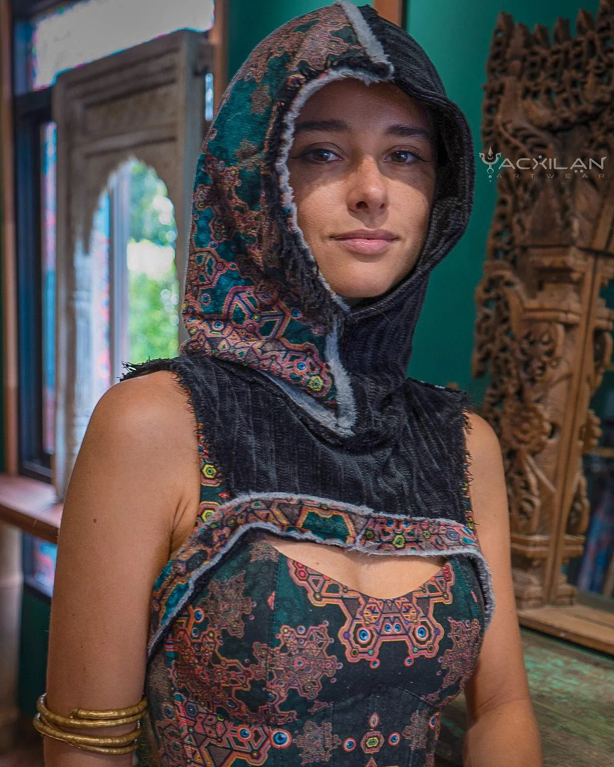 Crop Hood Sweater /  Ultra Polar Black Koala - ATLANTHEON