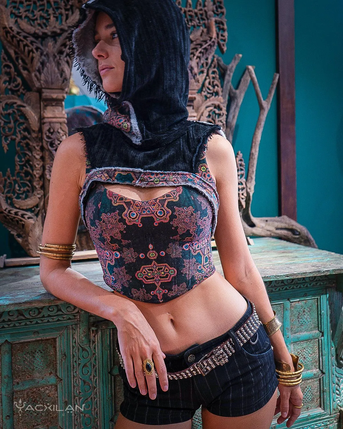 Crop Hood Sweater /  Ultra Polar Black Koala - ATLANTHEON