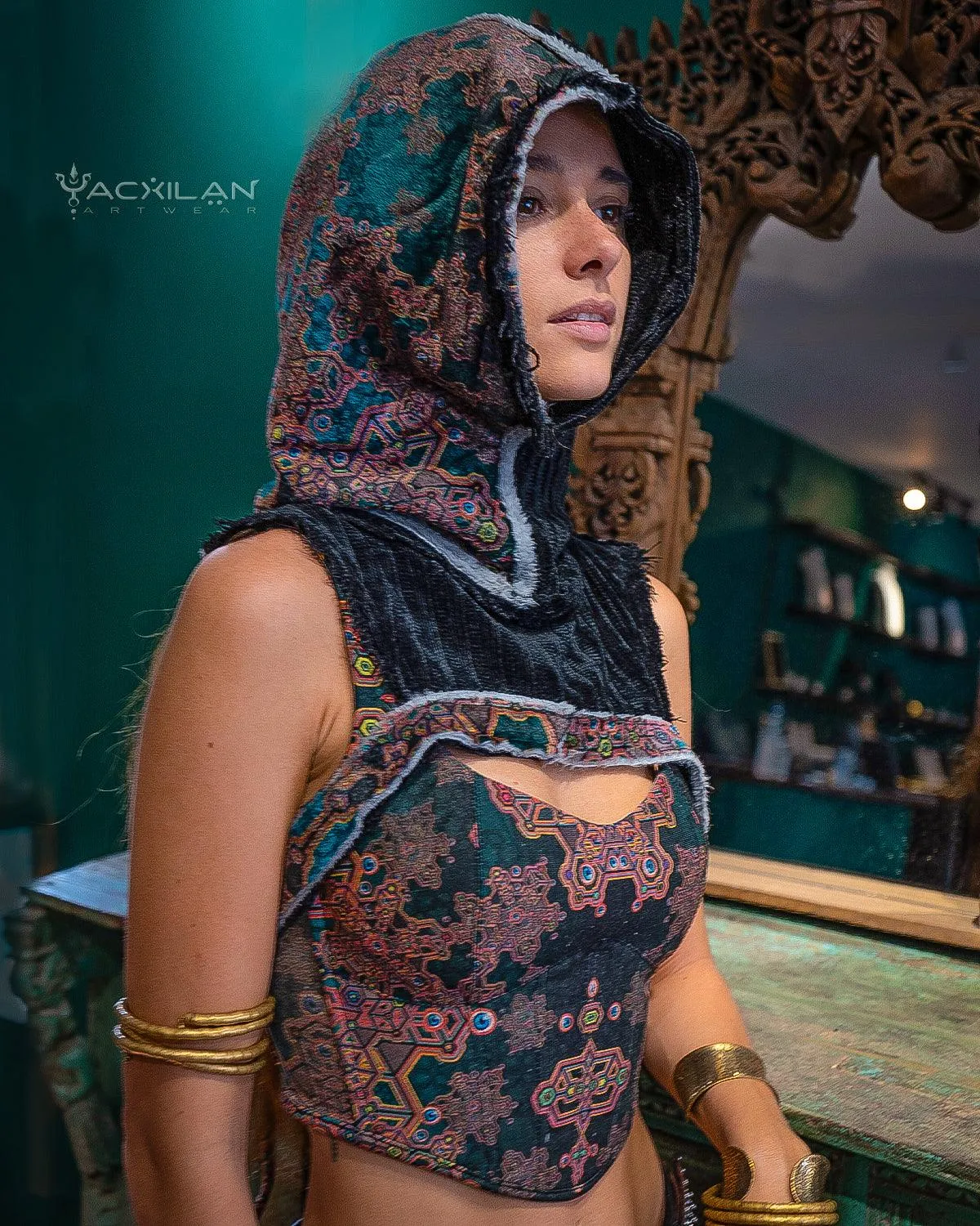 Crop Hood Sweater /  Ultra Polar Black Koala - ATLANTHEON